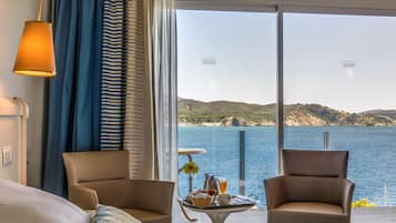 Luxe beddengoed, donsdekens, een kluis op de kamer, een bureau