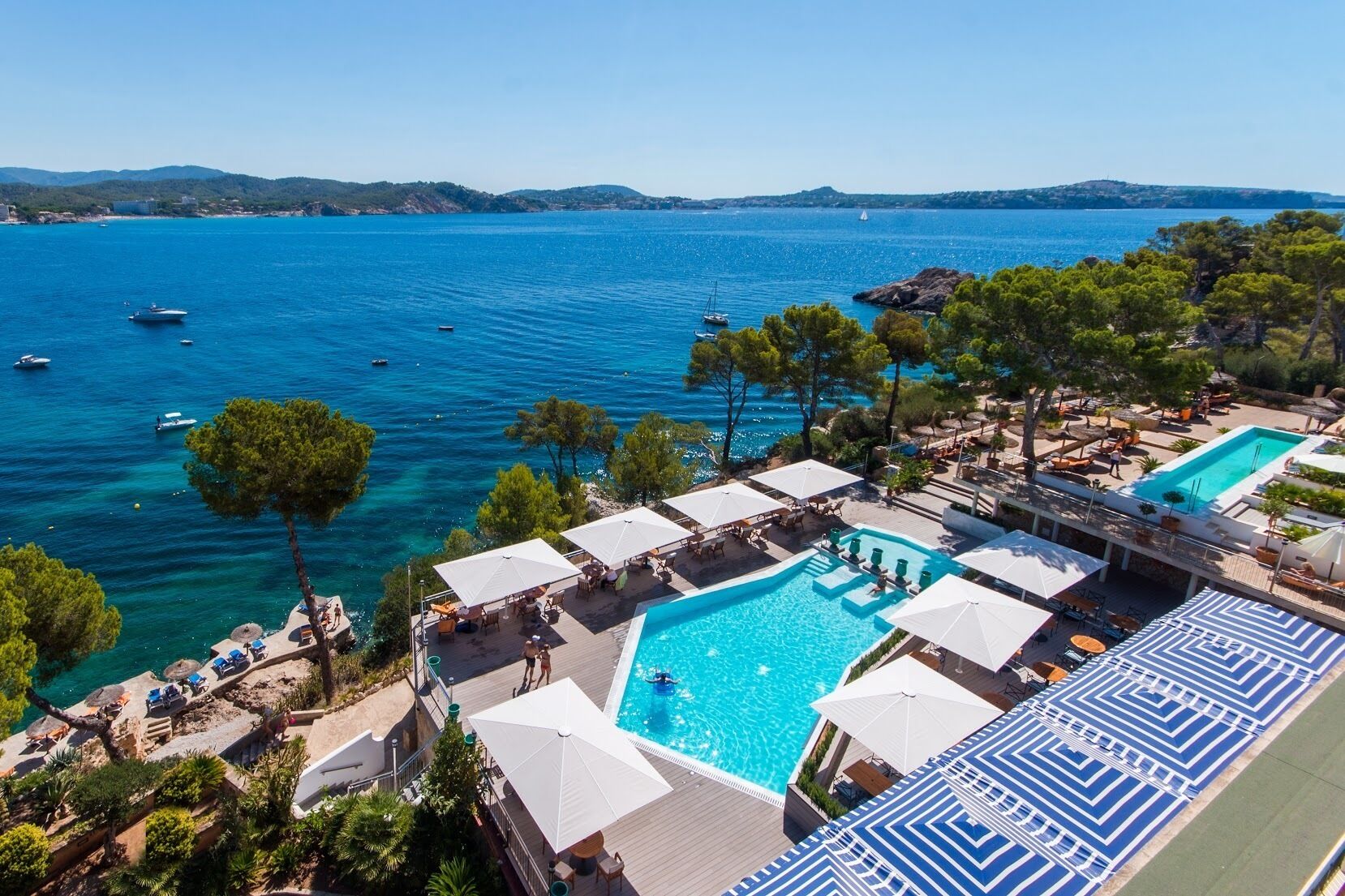 Kolam renang indoor dan 3 kolam renang outdoor