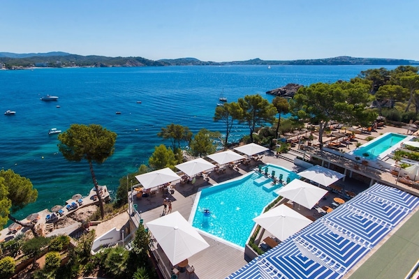 Indoor pool, 3 outdoor pools, pool umbrellas, sun loungers