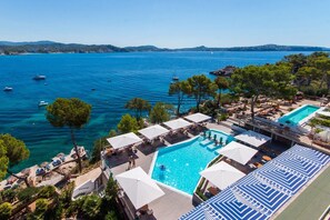 A resort with a swimming pool, beach area, and views of the sea. - Hotel Gran Fornells Thalasso & Spa (Calvia)