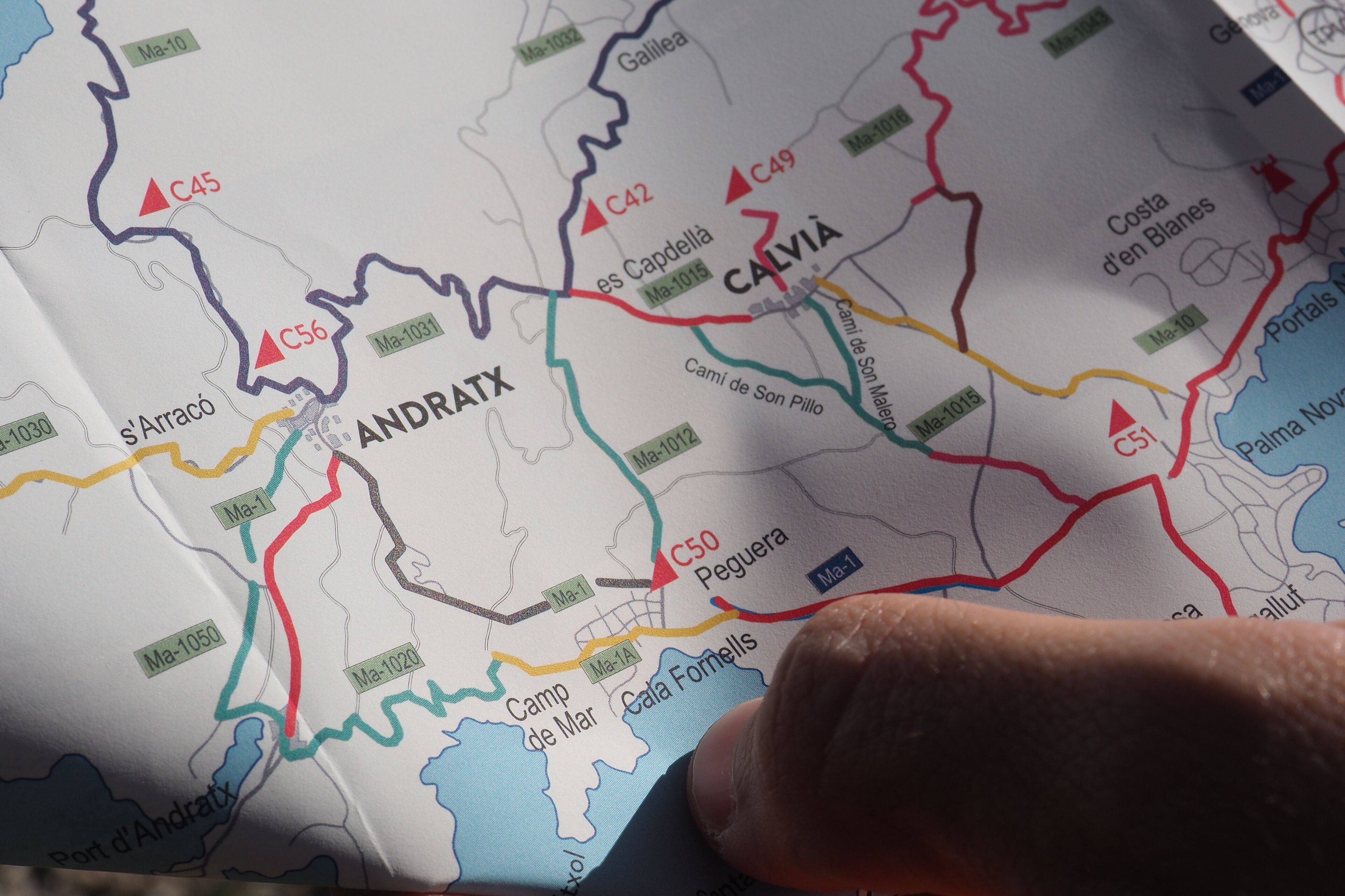 Un mapa con rutas y lugares señalados, incluyendo 'ANDRATX' y 'CALVIA'.
