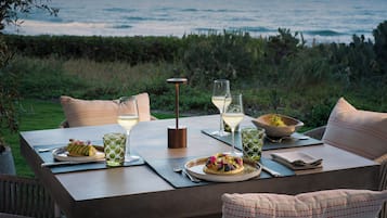 10 restaurants, breakfast, lunch served; local and international cuisine