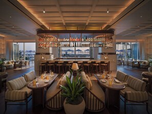 10 restaurants; breakfast, lunch, and dinner served