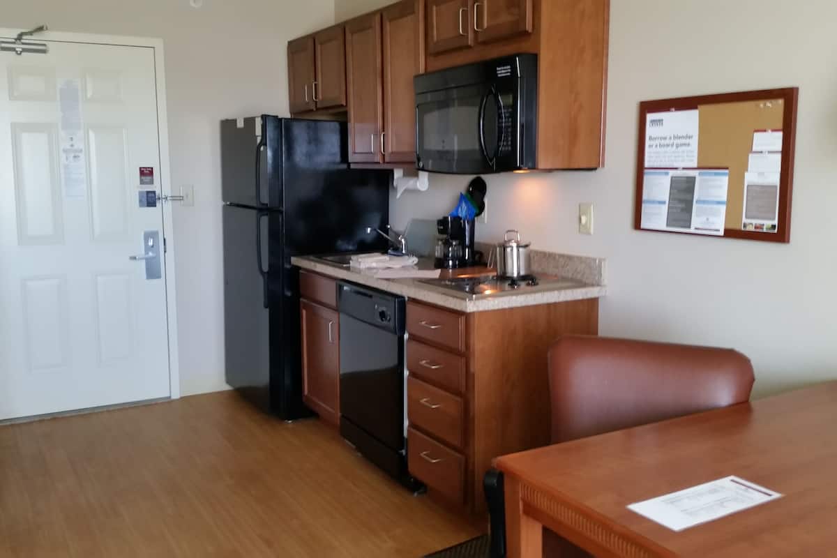 fridge, microwave, stovetop, dishwasher