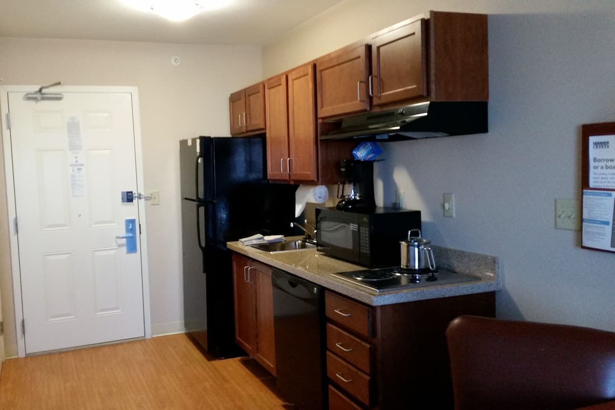 fridge, microwave, stovetop, dishwasher