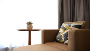 Minibar, in-room safe, desk, soundproofing - Hotel Karpos (Skopje)