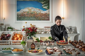Free daily buffet breakfast
