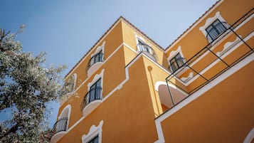 Um edifício de vários andares com varandas e céu claro.