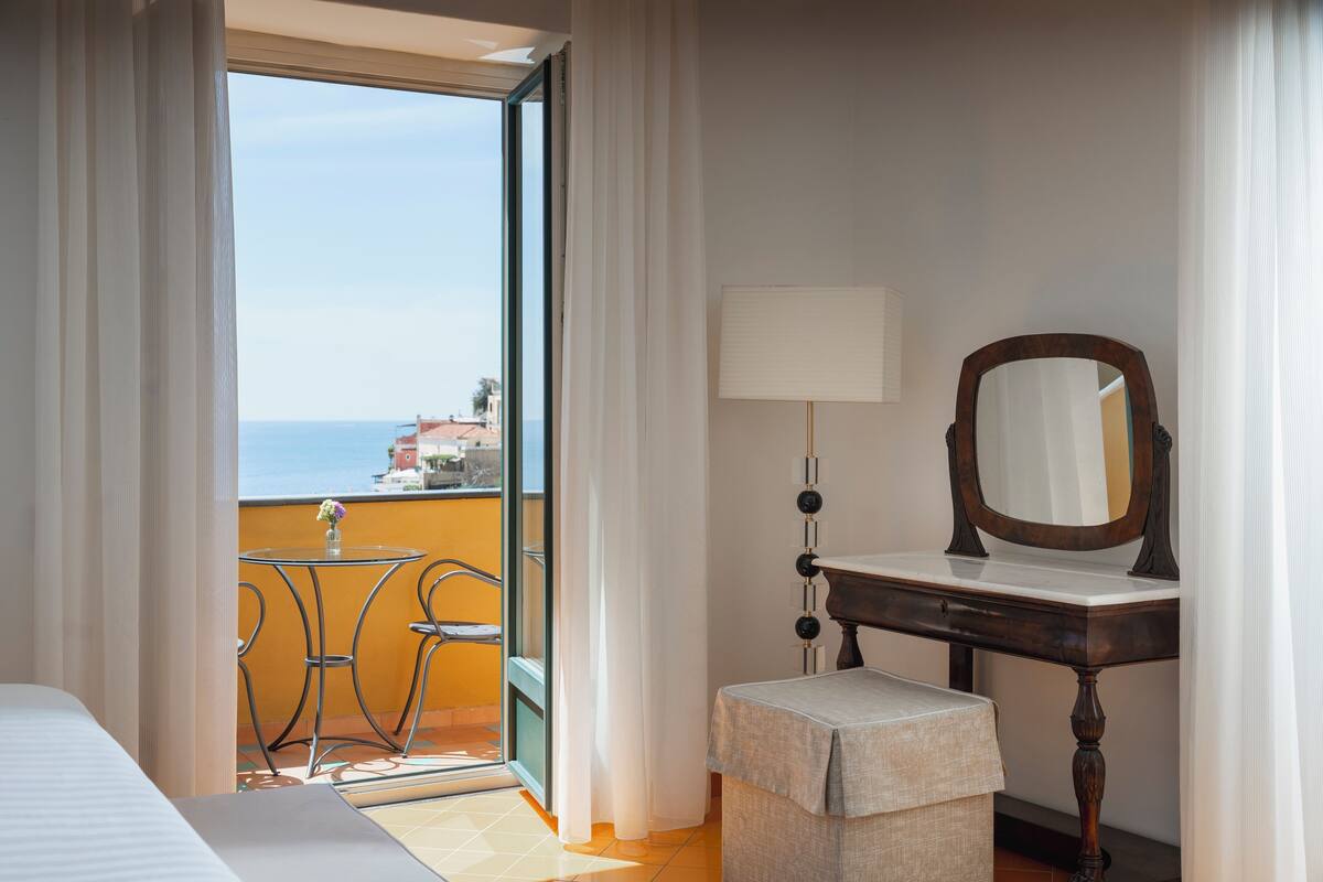 junior suite, balcony, sea view | 1 bedroom, minibar, in-room safe, individually decorated