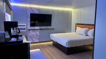 Deluxe Room, 1 King Bed (Second Floor)