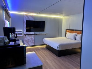 Habitación Deluxe, 1 cama de matrimonio grande (Second Floor) | Escritorio, espacio para trabajar con un portátil, cortinas opacas