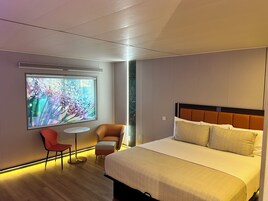 Escritorio, espacio para trabajar con laptop y cortinas blackout 