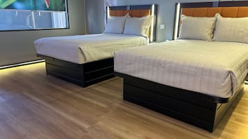 Escritorio, espacio para trabajar con laptop y cortinas blackout