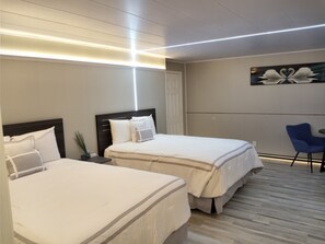 Habitación Deluxe, 2 camas de matrimonio | Escritorio, espacio para trabajar con un portátil, cortinas opacas