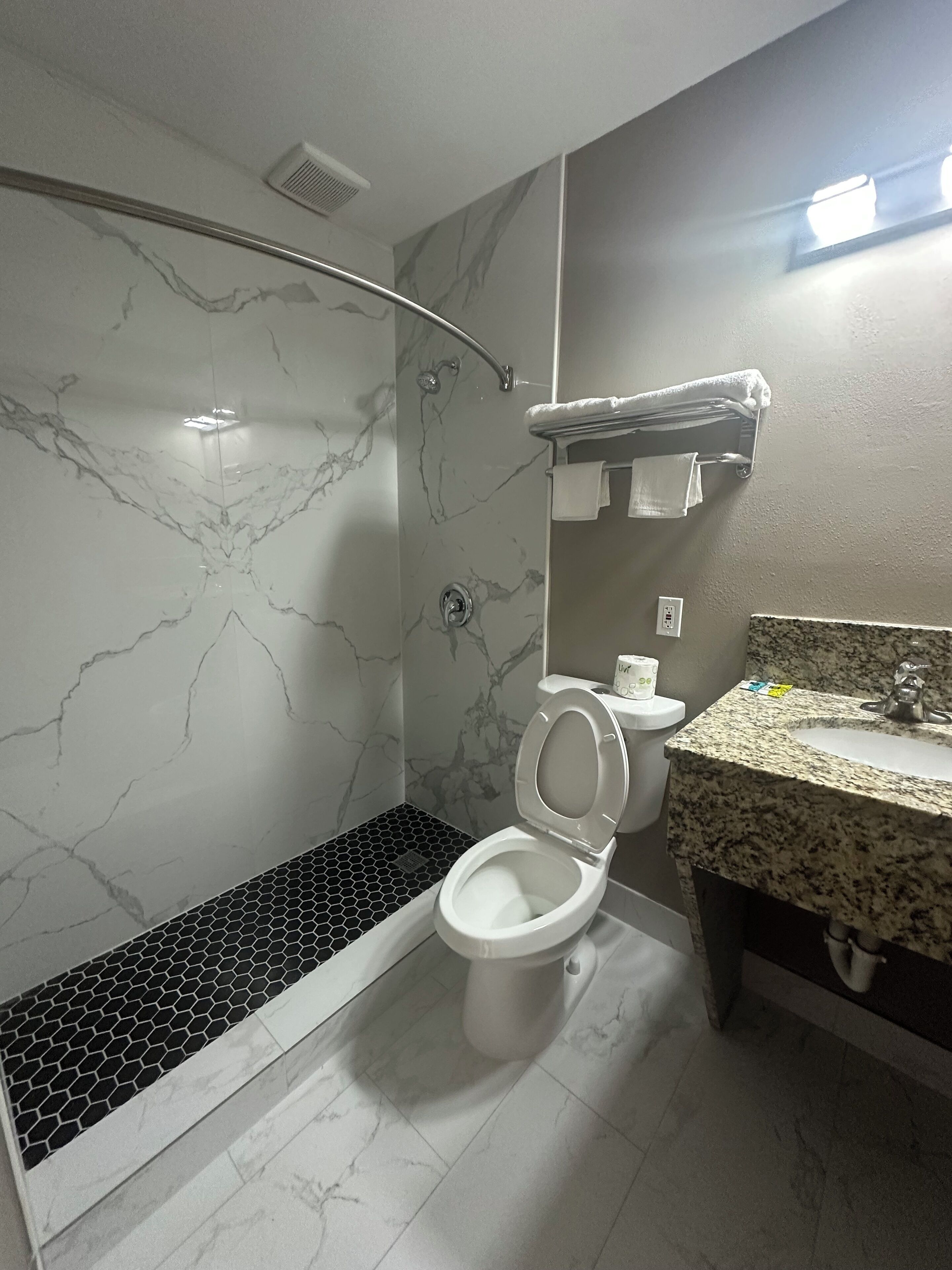 Chambre Deluxe, 1 très grand lit, non-fumeurs | Salle de bain | Serviettes fournies