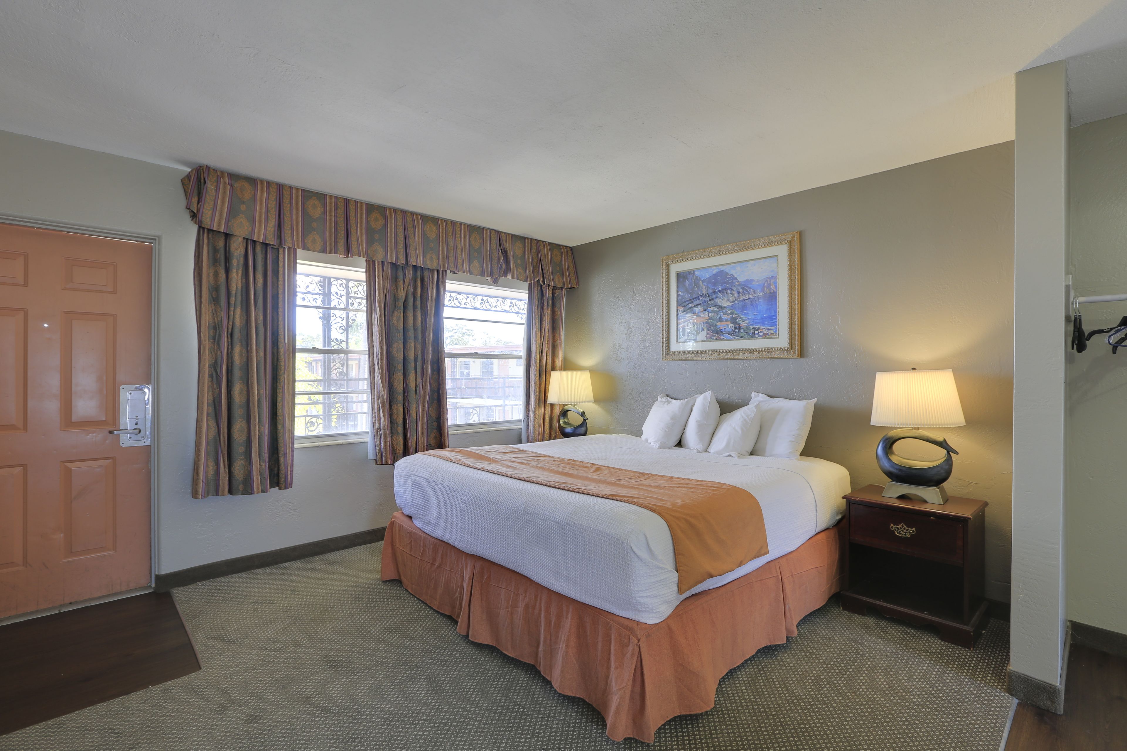 Uma cama King, não fumante | Escrivaninha, Wi-Fi de cortesia, roupa de cama, despertadores