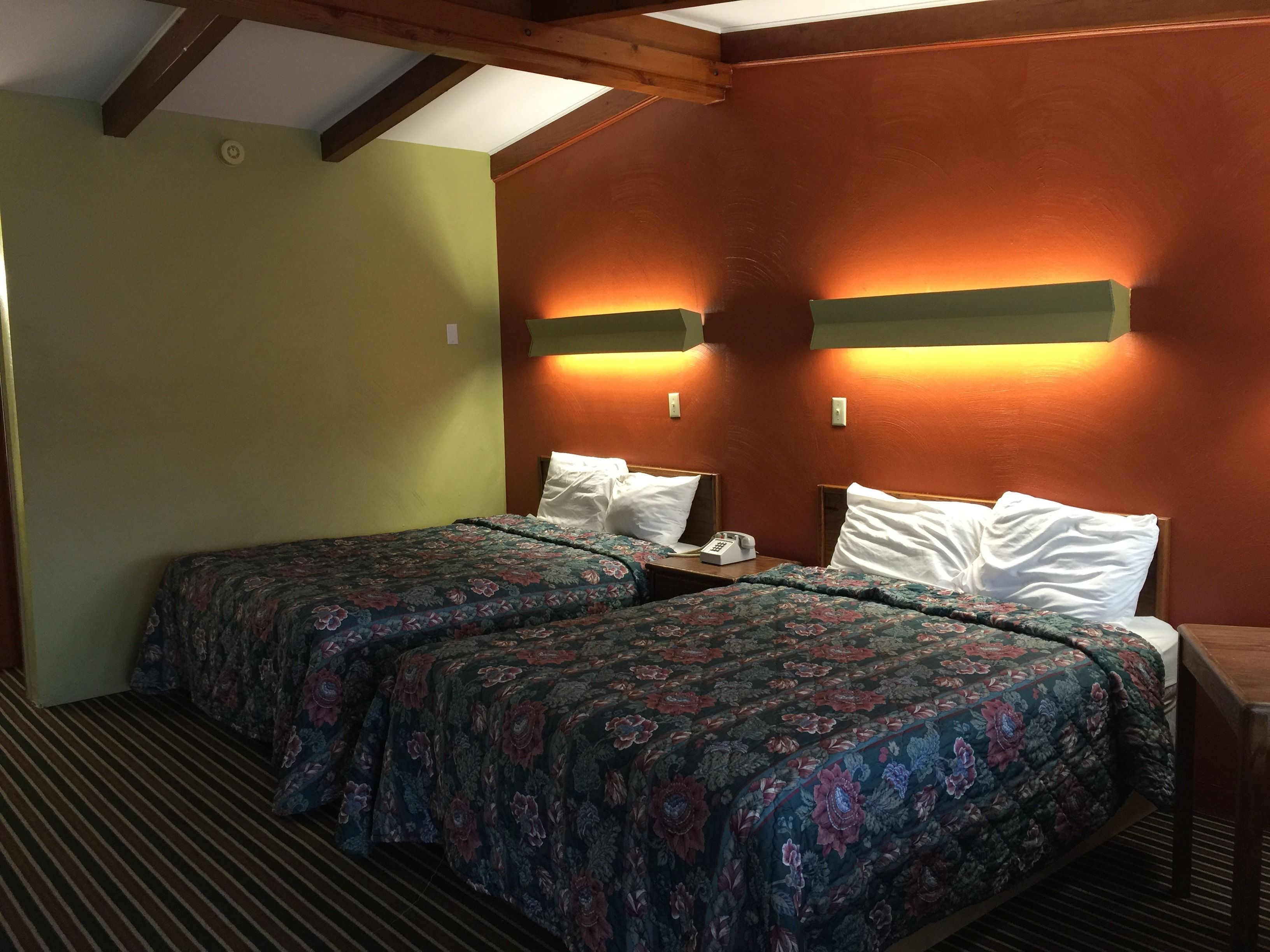 Habitación estándar, 2 camas Queen size, para no fumadores | Camas extra, wifi gratis, ropa de cama y acceso para silla de ruedas 