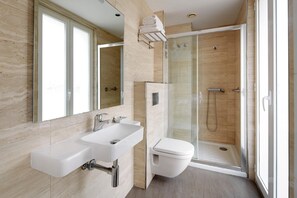 Een douche, gratis toiletartikelen, een haardroger, handdoeken