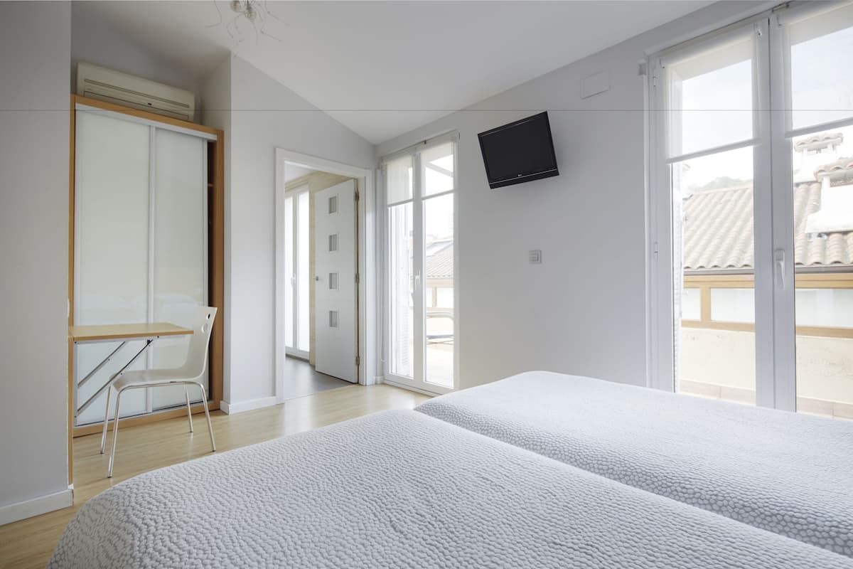 standard room | desk, free wifi, bed sheets