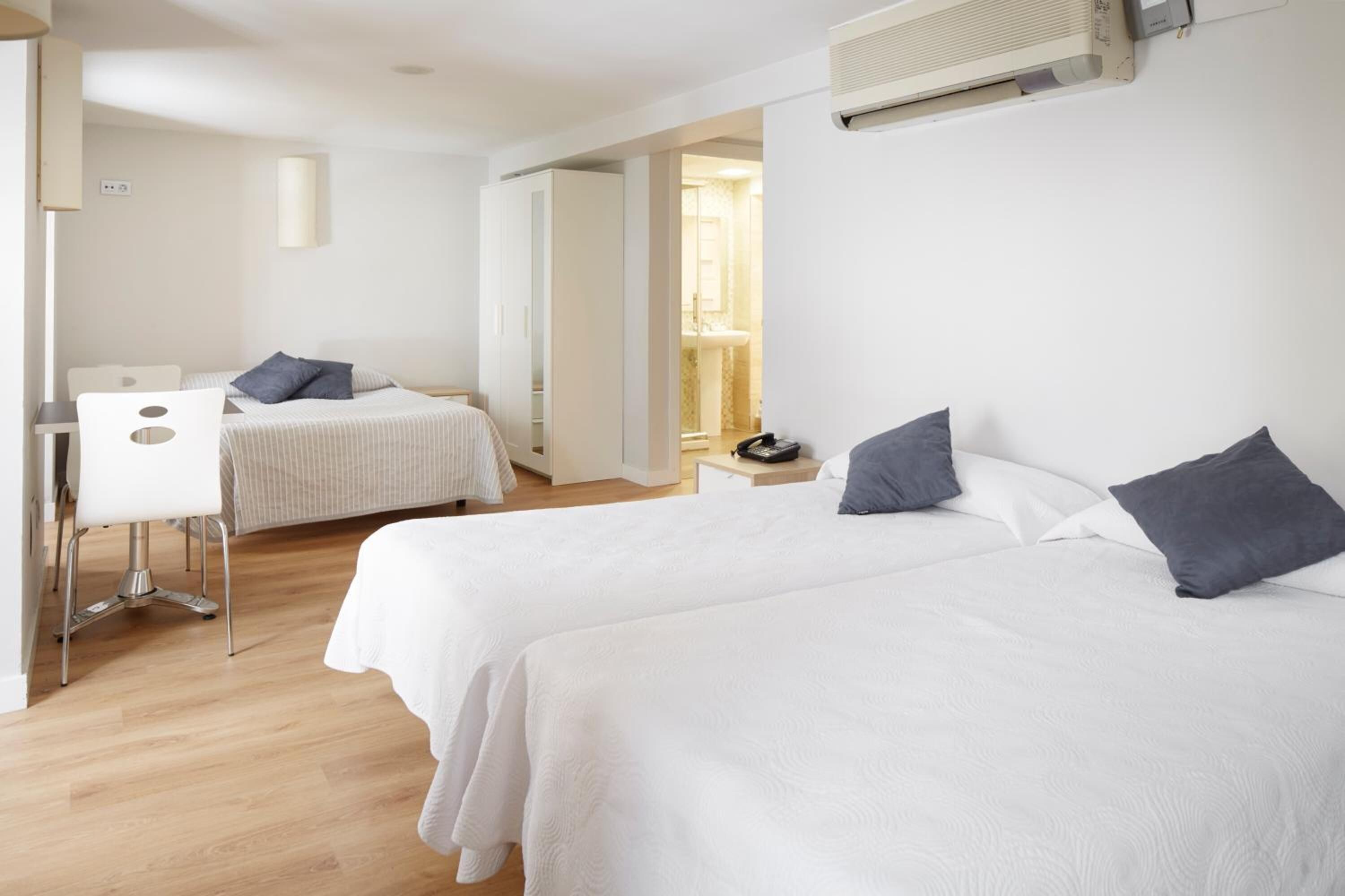 desk, free wifi, bed sheets