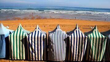 Pantai di sekitar dan pasir putih