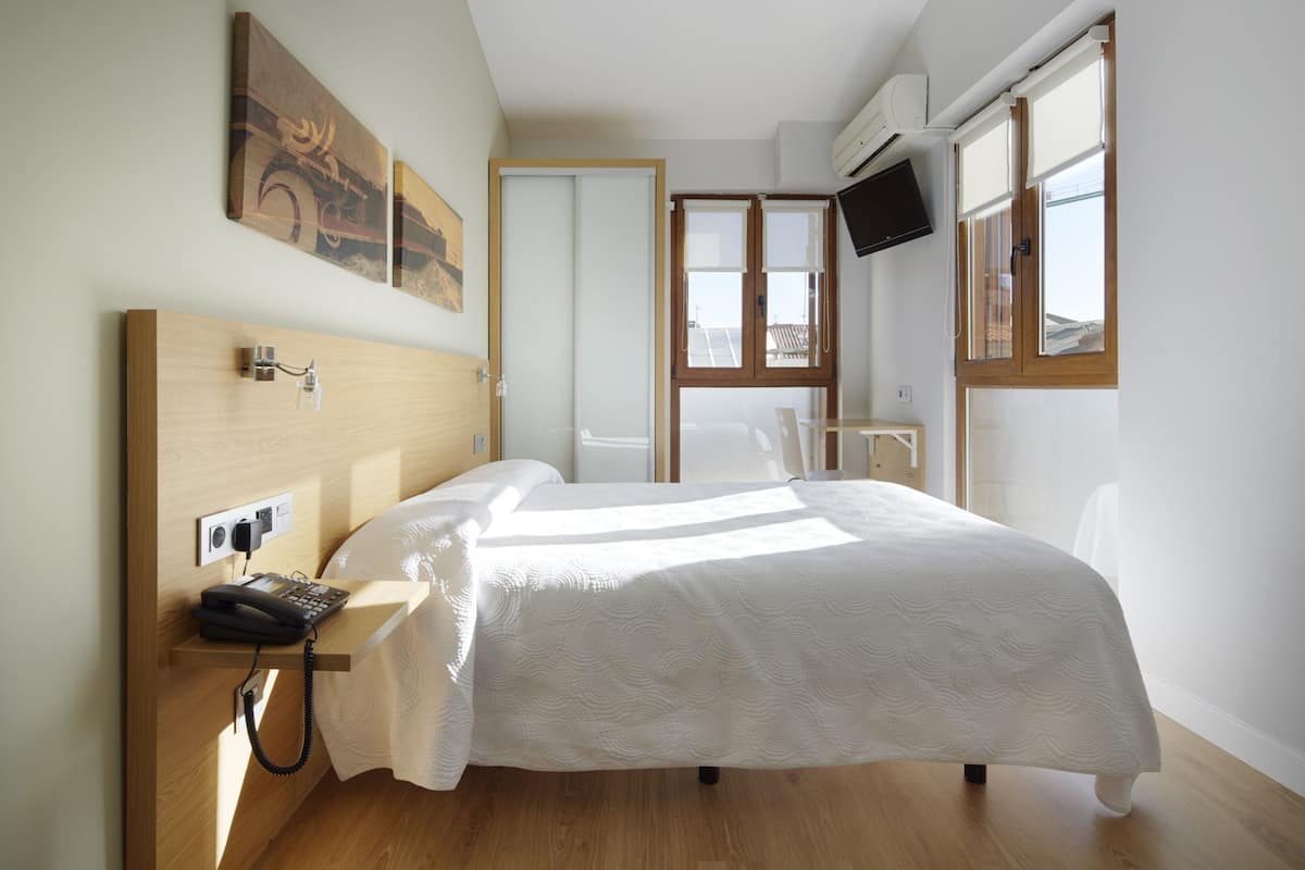 Standaard kamer | Een bureau, gratis wifi, beddengoed
