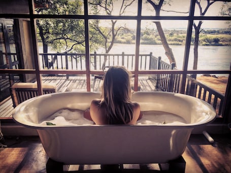 Habitación de lujo con 2 camas individuales, 2 camas individuales | Amenidades de baño | Toallas . Divava Okavango Resort & Spa