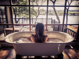 Luxury Twin Room, 2 Twin Beds | Bathroom amenities | Towels