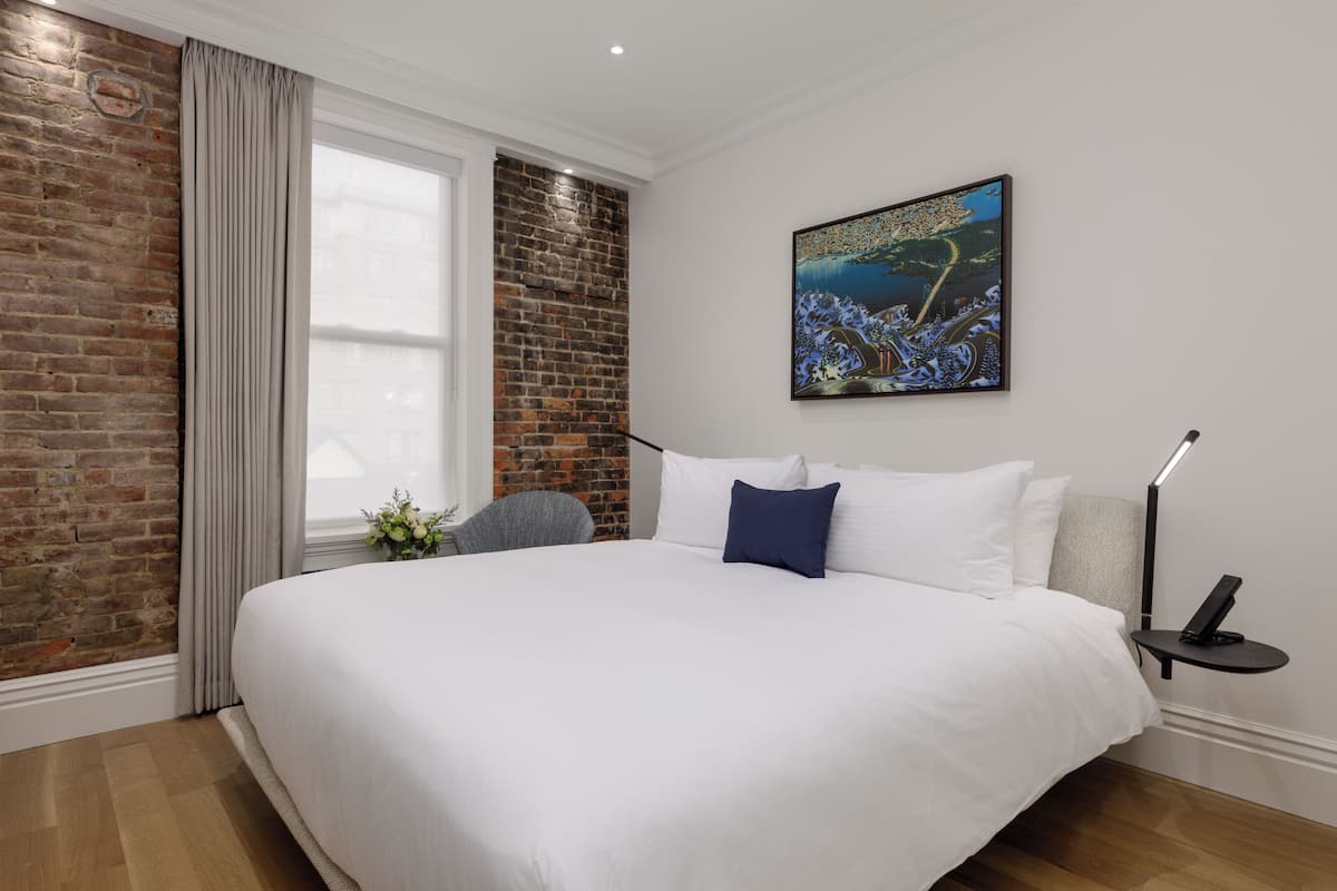 Sterling Queen | Premium bedding, down comforters, pillowtop beds, in-room safe