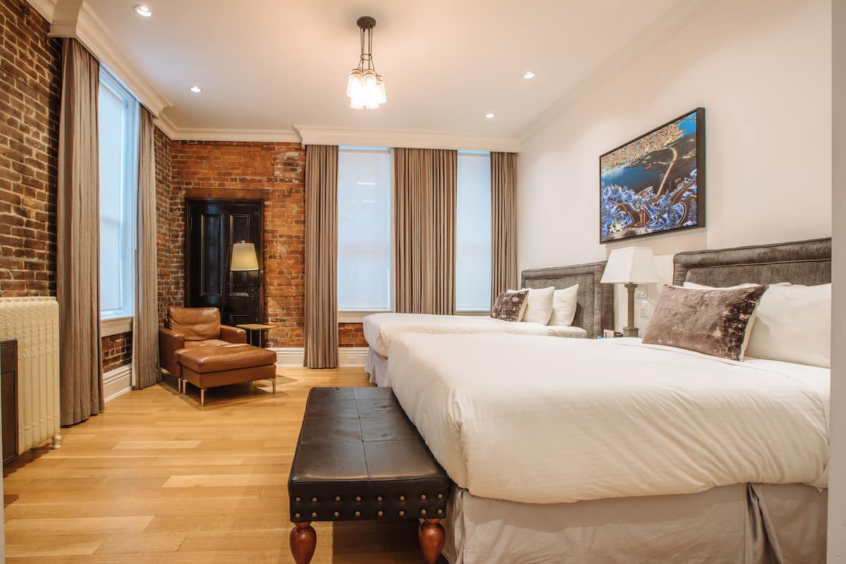 Kamer, 2 tweepersoonsbedden (Legacy) | Woonruimte | Een flatscreentelevisie