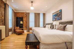 Habitación, 2 camas matrimoniales (Legacy) | Área de sala de estar | Televisión de pantalla plana