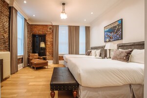 Zimmer, 2 Doppelbetten (Legacy) | Wohnbereich