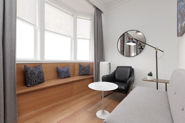 Legacy 2 Doubles | Premium bedding, down comforters, pillowtop beds, in-room safe - Victorian Hotel (Vancouver)