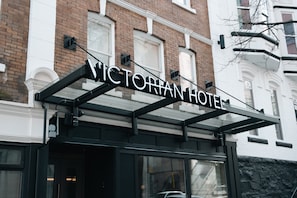 Property entrance - Victorian Hotel (Vancouver)