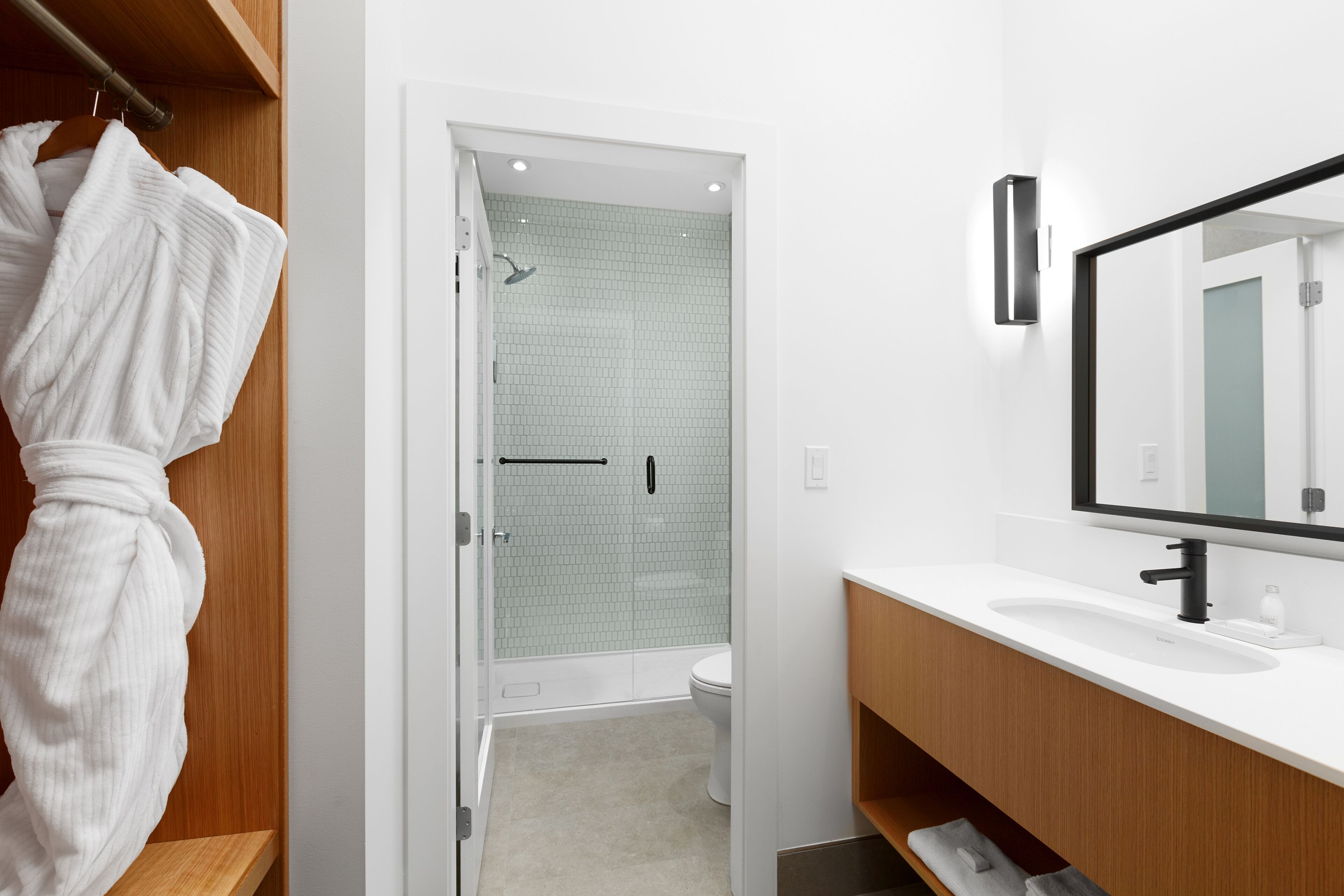 Artículos de higiene personal ecológicos, secador de pelo y albornoces