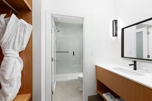 Eco-friendly toiletries, hair dryer, bathrobes, towels - Victorian Hotel (Vancouver)