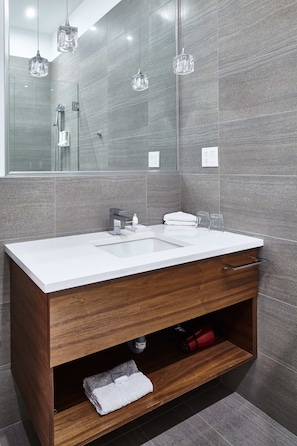 Eco-friendly toiletries, hair dryer, bathrobes, towels - Victorian Hotel (Vancouver)