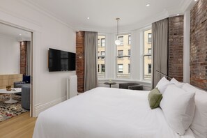 Rockwell King Suite | Premium bedding, down comforters, pillowtop beds, in-room safe - Victorian Hotel (Vancouver)
