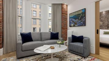 Suite estudio junior, vistas a la ciudad | Zona de estar | Una televisión de pantalla plana