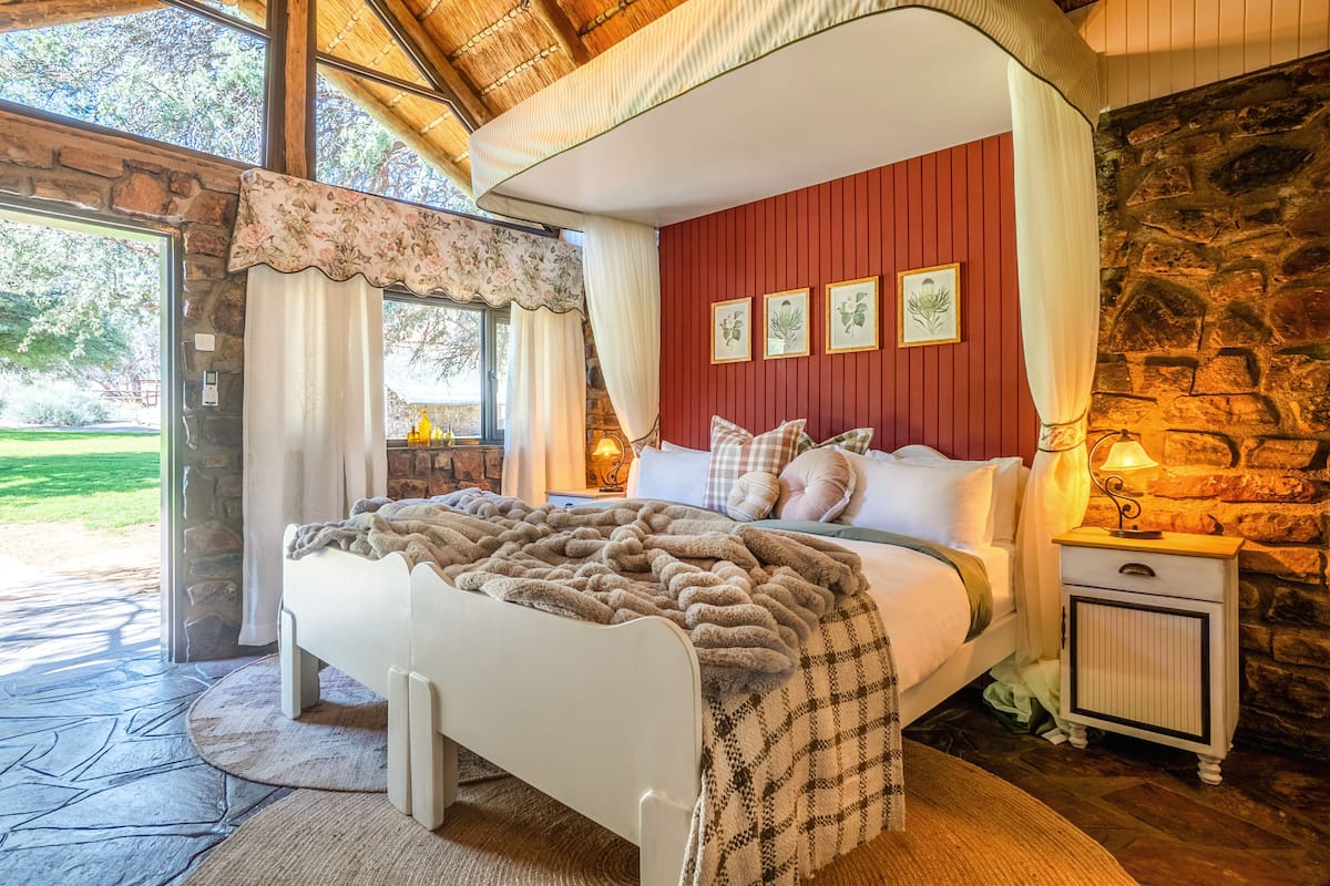 客房內保險箱、書桌、筆電工作空間、床單