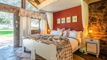 Een kluis op de kamer, een bureau, een laptopwerkplek, beddengoed