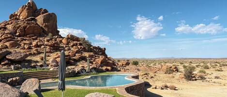 Piscine extérieure, chaises longues