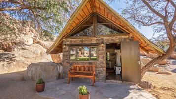 Zimmersafe, Schreibtisch, laptopgeeigneter Arbeitsplatz, Bettwäsche