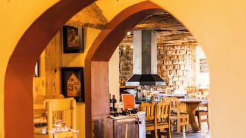 Frühstück, Mittagessen, Abendessen, lokale Küche