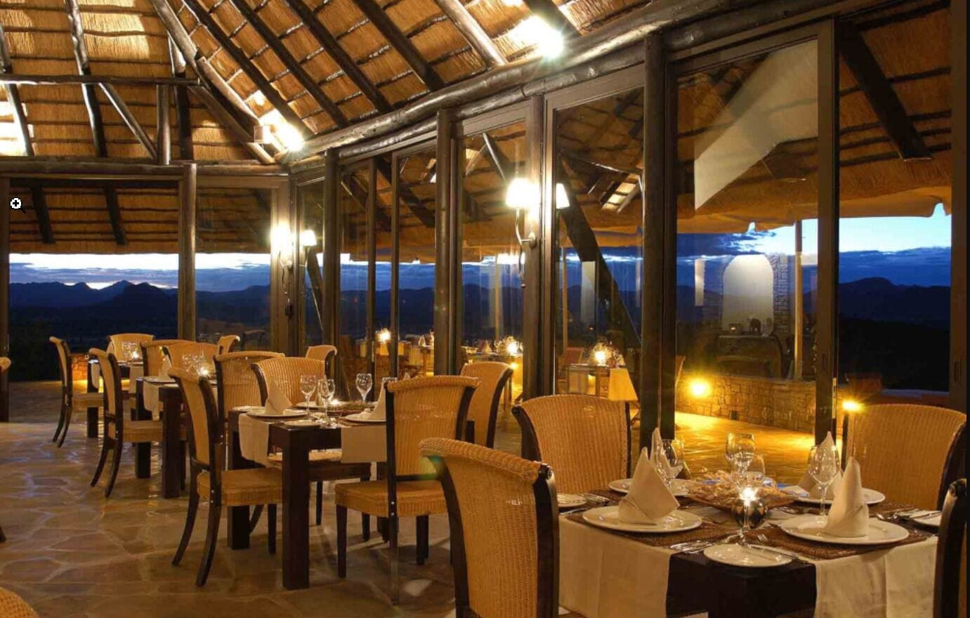 朝食、ランチ、ディナーに営業 (郷土料理と各国料理)