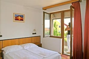 Minibar, caja de seguridad en la habitación y escritorio