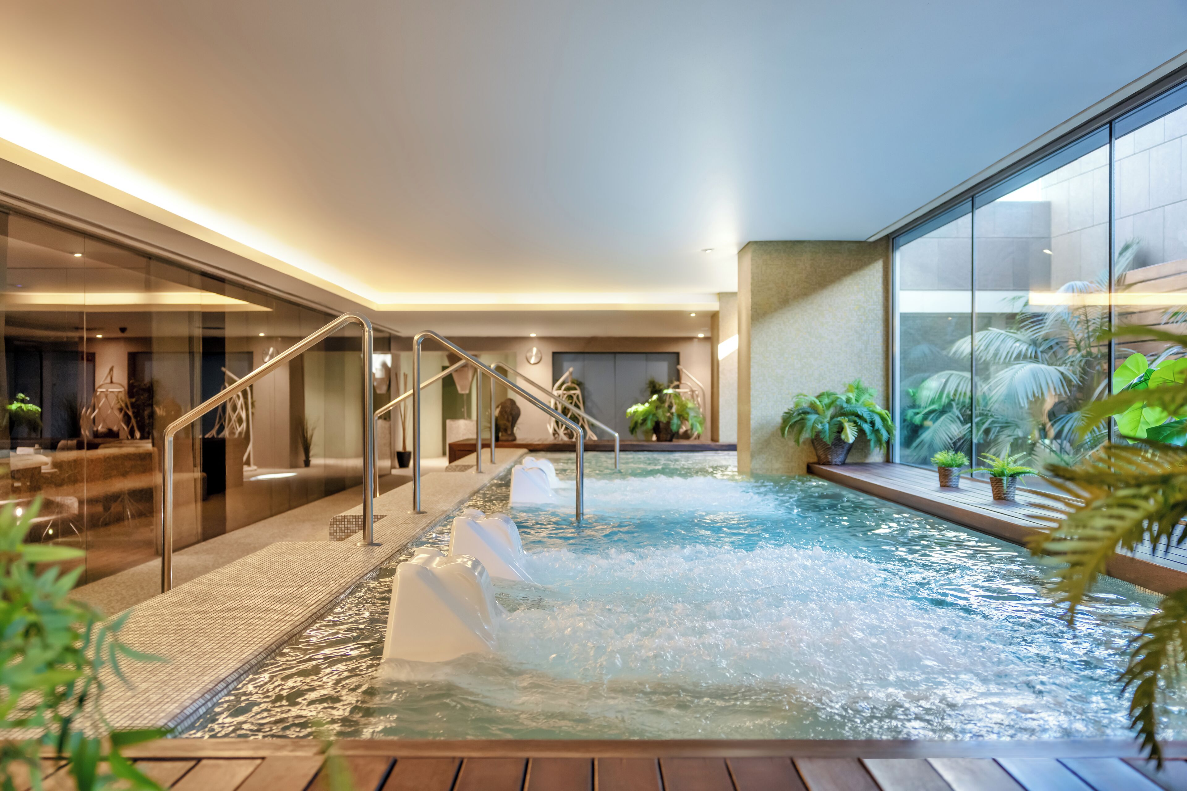 Minibar, caja de seguridad en la habitación y escritorio 