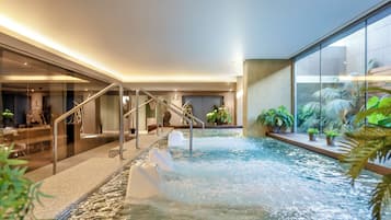 Minibar, caja de seguridad en la habitación y escritorio