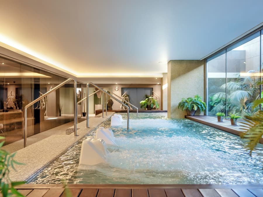 Couples treatment room(s), sauna, hot tub, steam room