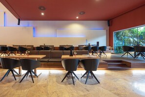 2 restoran, sarapan dihidangkan 